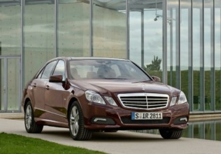 El convertible de Clase-E en etapa de prueba