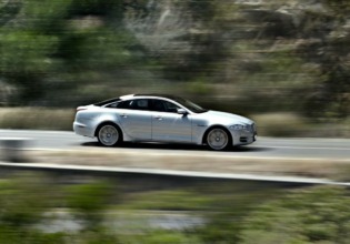 Video Jaguar XJ 2011: Un gato nuevo refinado