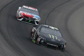 Busch gana en Nascar en Michigan y sigue como líder