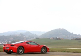 Video: Ferrari 458 Italia  Vs. Un par de Porsches 911 Turbocargados