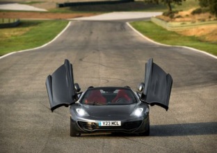 Video: McLaren 12C Spider calentado nieve