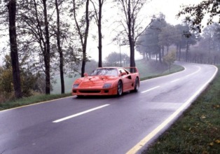 Video: Ferrari F40 por Liberty Walk