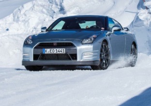 Video: Nissan GT-R on ice