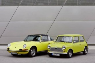 MINI felicita al Porsche 911 por su 50 aniversario