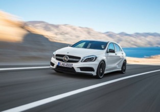 Lewis Hamilton conduce el Mercedes-Benz A 45 AMG