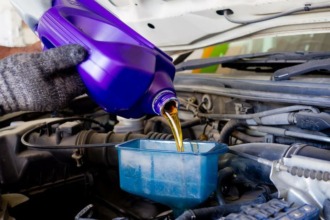 Cómo cambiar el aceite de nuestro auto en casa en 8 pasos
