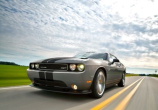 Dodge Challenger SRT8 con rines de 24 pulgadas