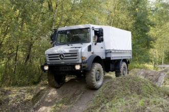 Pareja recorre el mundo en un Mercedes-Benz Unimog