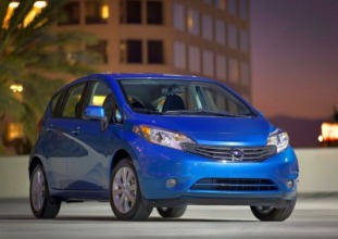 Nissan Versa Note dentro de la esfera Zorb más grande del mundo