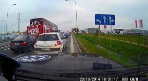 Paramédico maneja de manera extrema para salvar una vida