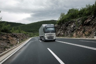 Camión Volvo FH compite contra un Koenigsegg One:1