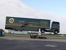 Ve como un camión salta un auto de Formula 1