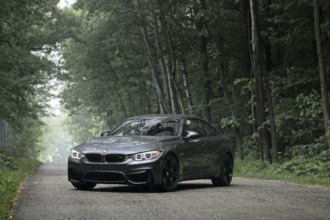 Corvette Stingray pierde el control por echar arrancones contra un BMW M3