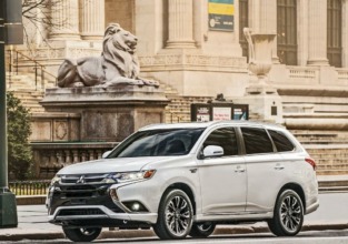 Mitsubishi Outlander PHEV, 2015, guía de aviones en el Aeropuerto de Helsinki