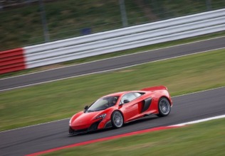 McLaren 675LT rugiendo su motor en video