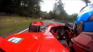 Una subida de montaña a bordo de un auto Formula