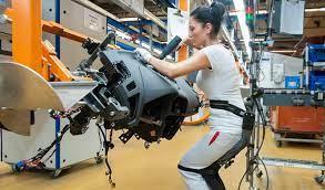 Audi inventó la silla sin silla en sus fábricas