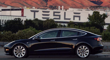 Primer Tesla Model 3 de producción ya salió de la fábrica