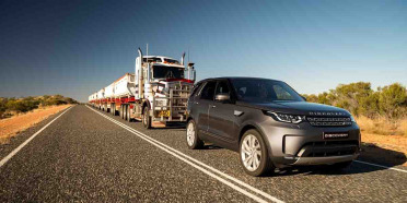 Land Rover Discovery Sport 2017 remolca un tráiler de 100 toneladas