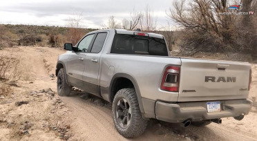 Ram 1500 Rebel 2019 en pista de tierra del Desierto de Arizona