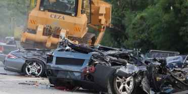 Video, trituración de súper autos en Filipinas con una excavadora