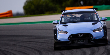 Hyundai Veloster N TCR muestra músculo en Detroit