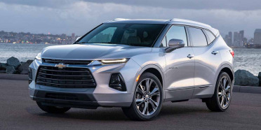 GM recibe duras críticas por exhibir en Detroit un auto fabricado en México