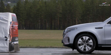 Video Mercedes-Benz EQC 2020 con Active Safety Technology