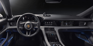 Interior Porsche Taycan 2020, típicamente Porsche en la era digital