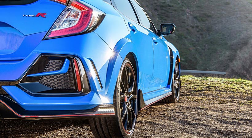 Los costados se quedan sin cambios y en la defensa sólo añade una línea de color rojo en el contorno y un ligero retoque a la zona baja en cada extremo. Foto: Honda