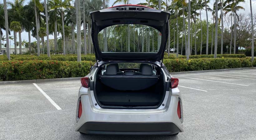 El portón trasero del Toyota Prius Prime 2020 revela un espacio con capacidad de carga de 19.8 pies cúbicos. Foto: Javier Mota.