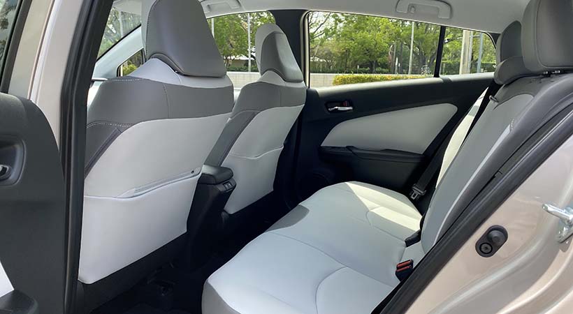 La segunda fila de asientos es suficientemente amplia para 3 pasajeros. Más cómoda para solo 2. Foto: Javier Mota.