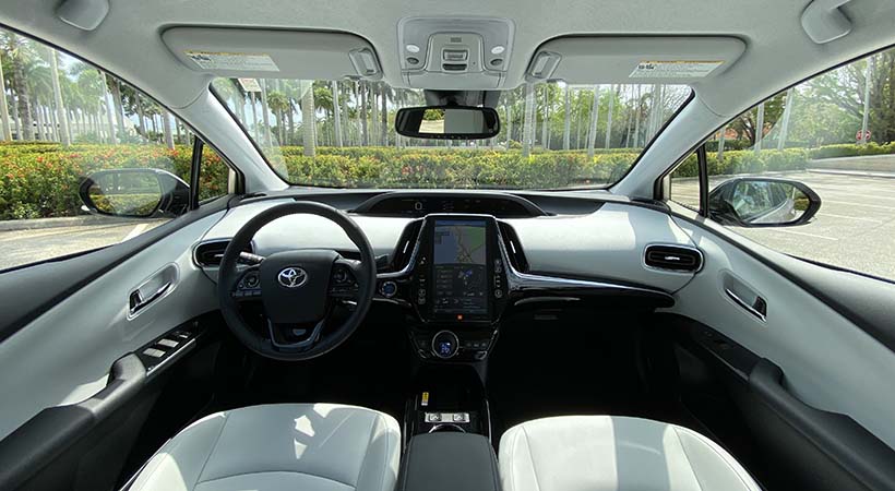 La cabina del Toyota Prius Prime 2020 conserva el panel de instrumentos al centro de la consola central. Foto: Javier Mota.