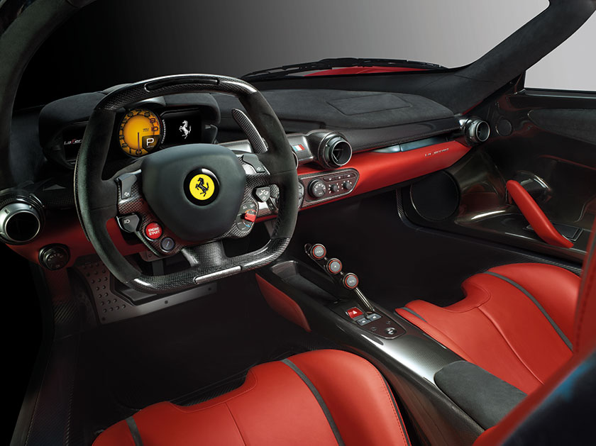 Una casa donde todos quisiéramos vivir. La cabina perfecta. El asiento del conductor tiene una posición fija mientras el timón y los pedales de conducir se mueven. Foto: Ferrari