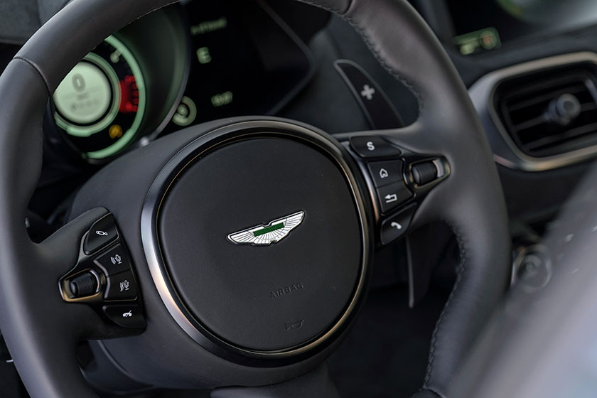 El puesto de conducción te transporta inmediatamente a un circuito, gracias al volante y la simplicidad del cuadro de instrumentos digital. Foto: Aston Martin.