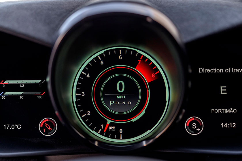 En el habitáculo se respira un ambiente de competencias. Foto: Aston Martin.