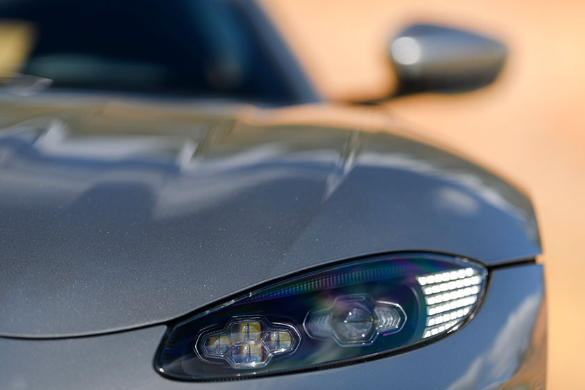 El frontal del Aston Martin Vantage mantiene la enorme toma de aire característica de estos coches. Foto: Aston Martin