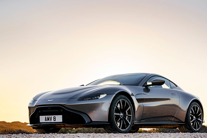 En comparación con su predecesor, este nuevo Vantage recibe un diseño mucho más agresivo y transmite una sensación estética más propia de los circuitos. Foto: Aston Martin