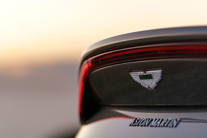 Las nuevas ópticas delanteras y traseras forman una firma visual más dramática. Foto: Aston Martin.