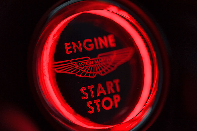 Los acabados y los materiales del interior del Aston Martin Vantage son excelentes, aunque siempre mantienen cierto espíritu deportivo. Foto: Aston Martin.