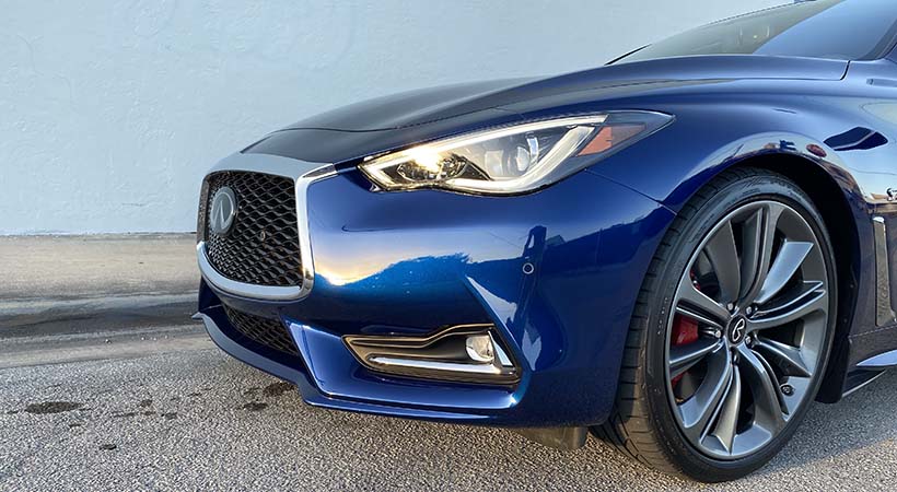 El Infiniti Q60 Red Sport 400 2020 tiene luces delanteras con tecnología LED. Foto: Javier Mota.
