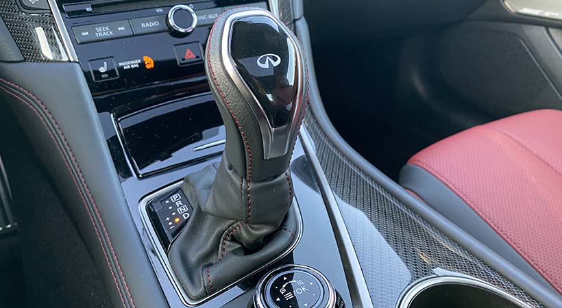 La palanca de cambios tiene base de piel para agregarle un toque más de elegancia. Foto: Javier Mota.