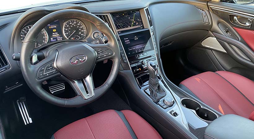 La transmisión es automática de 7 cambios, con controles manuales para disfrutar aún más del Infiniti Q60 Red Sport 400 2020. Foto: Javier Mota.