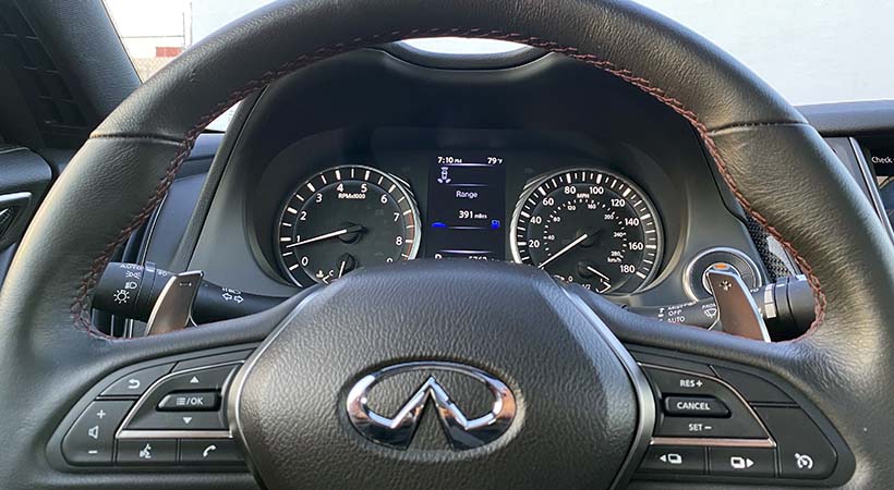 El panel de instrumentos es una de las cosas más anticuadas del Infiniti Q60 Red Sport 400 2020. Foto: Javier Mota.