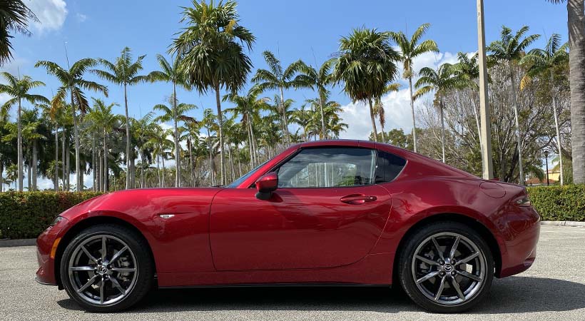 El sistema del techo rígido le da al Mazda MX5 RT  2020 una doble personalidad como coupé y convertible. Foto: Javier Mota.
