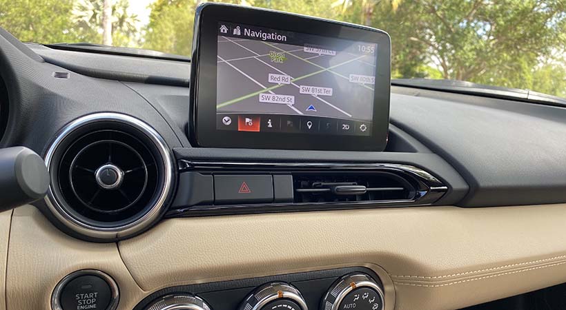 El sistema de info-entretenimiento del Mazda MX5 RT 2020 es práctico y de muy fácil uso. Foto: Javier Mota.