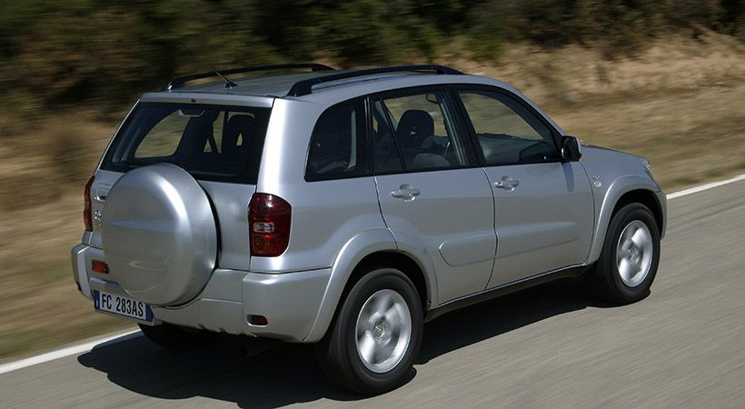 La rueda de repuesto en el portón trasero fue una de las características de las primeras generaciones.  Foto Toyota.