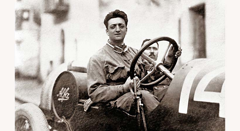 Enzo Ferrari al volante del Alfa Romeo 40-60 Racing Type antes de la Targa Florio 1920. Hoy lo recordamos en el Día de Muertos 2023. Foto: Alfa Romeo. 