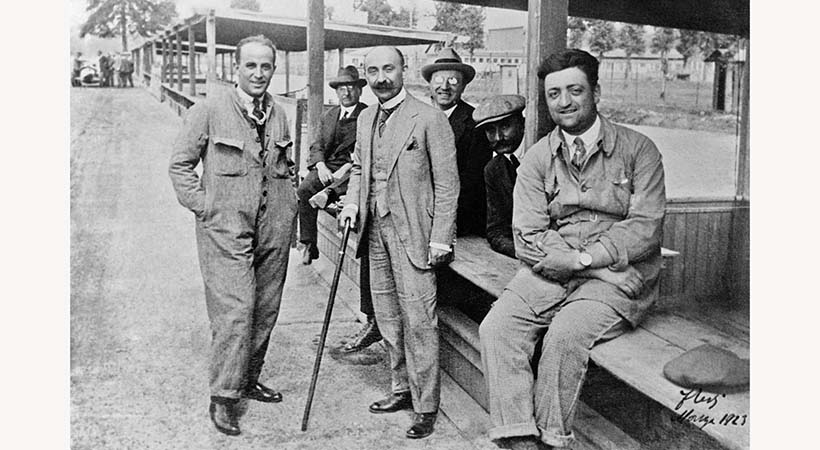 Nicola Romeo (centro) y Enzo Ferrari (derecha), parte dela historia de Alfa Romeo. Foto: Alfa Romeo.