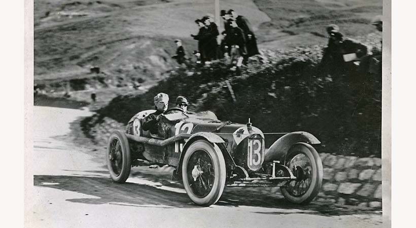 Ugo Sivocci, pintó el trébol de 4 hojas (quadrifoglio in Italian) en su Alfa Romeo RL TF en la Targa Florio de 1923 en Sicily, donde se llevó la victoria. Foto: Alfa Romeo.